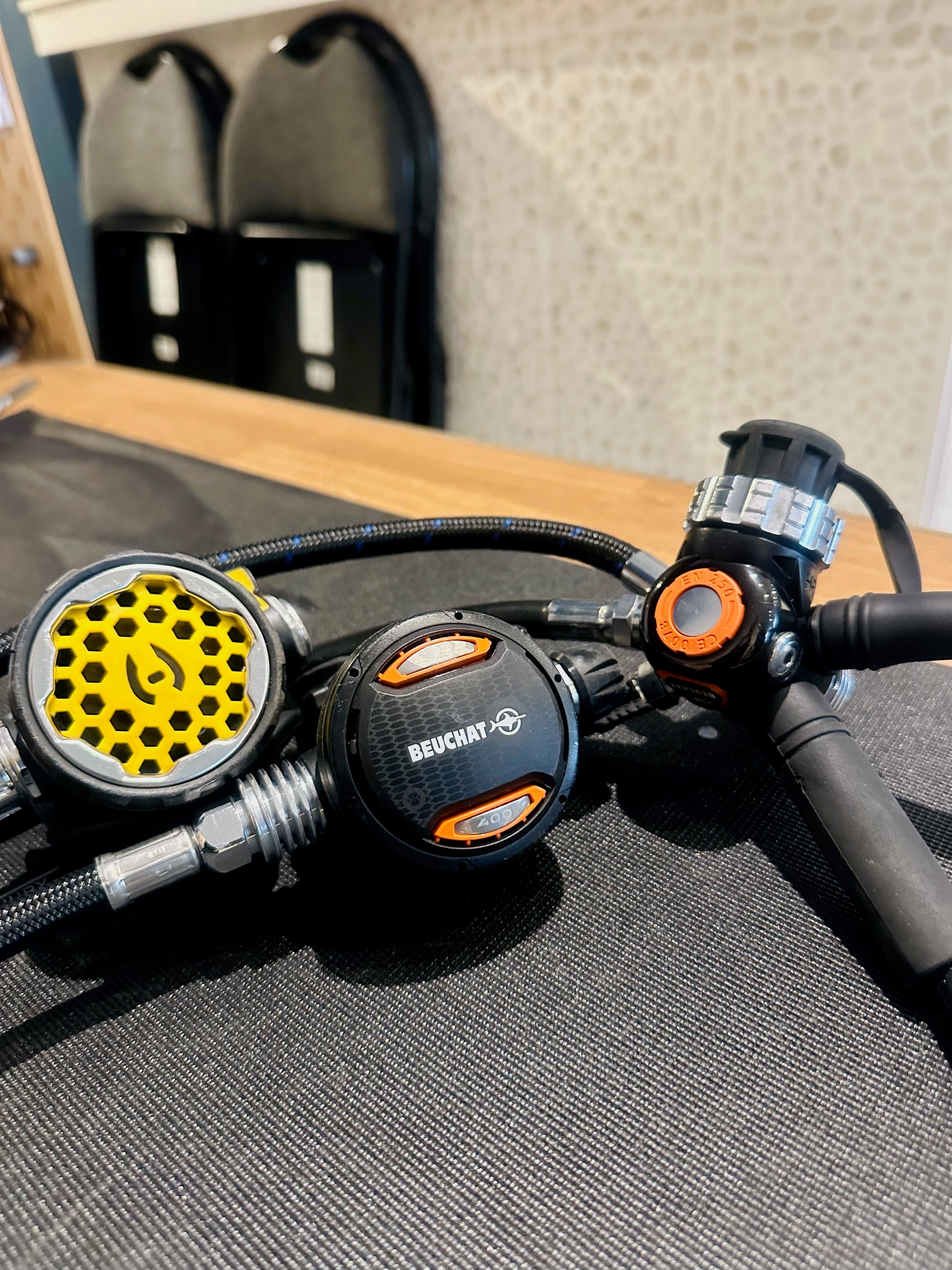 Beuchat VR400/ Hollis 150LX Octopus/ Oceanic Max Depth Swiv Combo Used | Diving Sports Canada | Vancouver